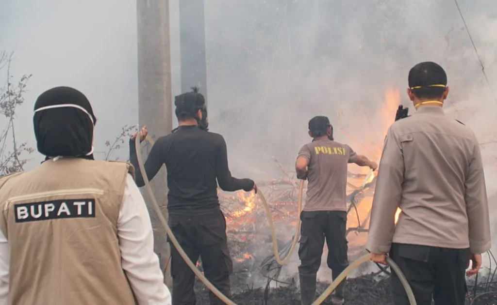 Bupati Berau Sri Juniarsih saat meninjau penanganan karhutla (Dok. Prokopim Berau)