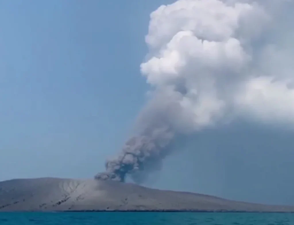 Erupsi Gunung Anak Krakatau (X/@bydesone)