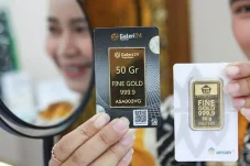 Harga Emas Berau Hari Ini Anjlok! Antam Turun Rp25.000 Per Gram, Cek Harga di Galeri 24