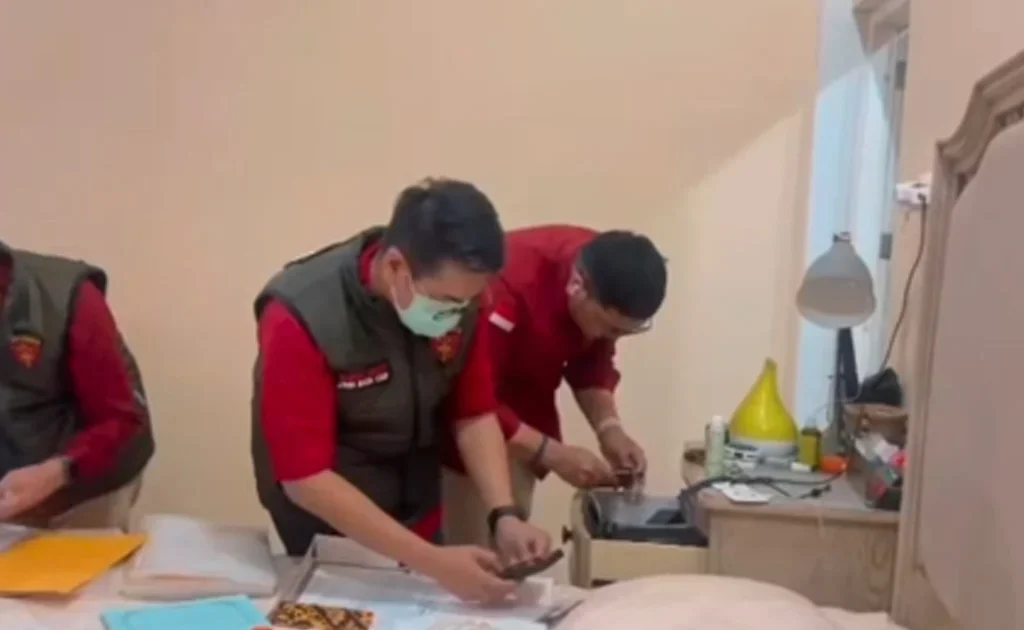 Penyidik Jampidsus Kejagung saat menggeledah kediaman eks Bupati Nunukan Kaltara (Instagram/@pidsuskejagung)