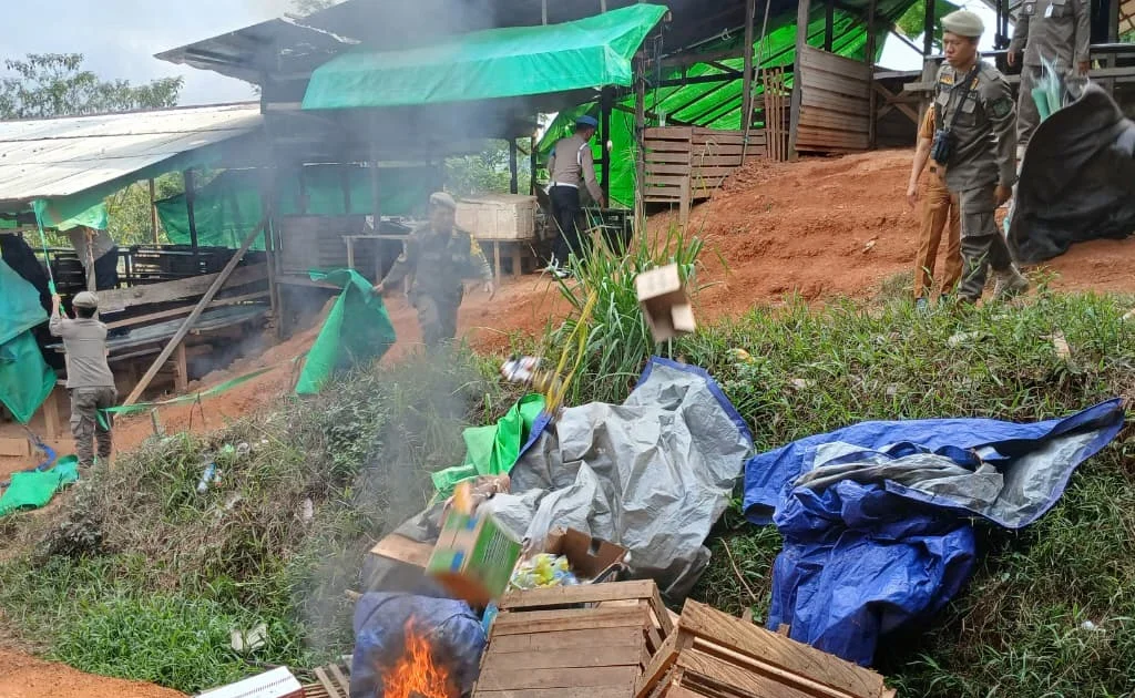 Forkopimcam Teluk Bayur saat memusnahkan arena judi sabung ayam Jalan Ringroad RT 12, Kelurahan Rinding, Kecamatan Teluk Bayur, Berau, pada Senin (28/9/2026). (Adrikni/BT)