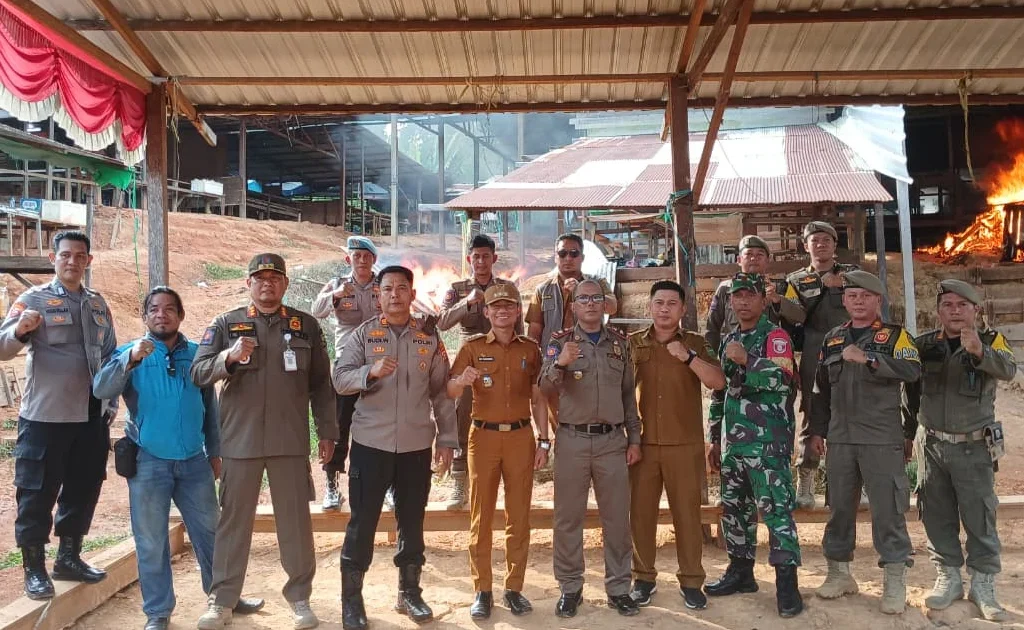 Forkopimcam Teluk Bayur saat memusnahkan arena judi sabung ayam Jalan Ringroad RT 12, Kelurahan Rinding, Kecamatan Teluk Bayur, Berau, pada Senin (28/9/2026). (Adrikni/BT)