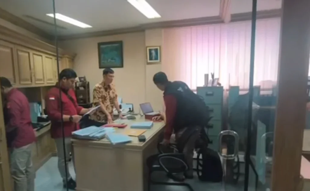 Penyidik Jampidsus Kejagung saat menggeledah Kantor PT CCM di Jakarta (Instagram/@pidsuskejagung)