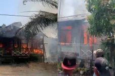 Satu Unit Rumah Terbakar di Talisayan, Personel Damkar Masih Lakukan Pendinginan 