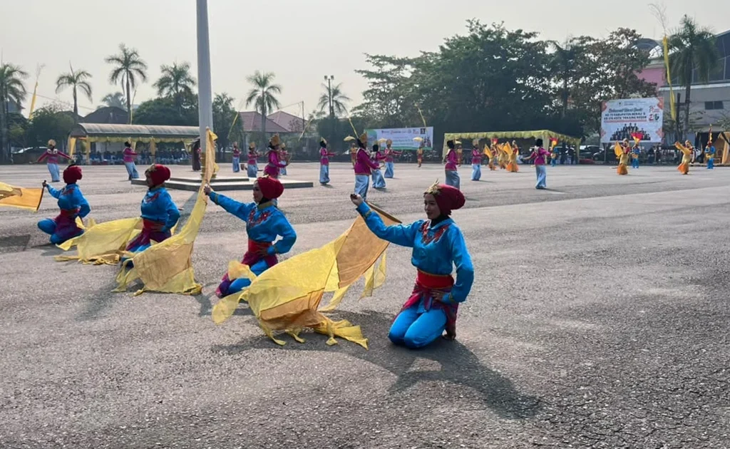 Penampilan Tari Kolosal Baddit Dipattung saat upacara Hari Jadi ke-73 Kabupaten Berau dan ke-216 Kota Tanjung Redeb di Tribun Lapangan Pemuda, Selasa (14/9/2026). (RISKA/BT)