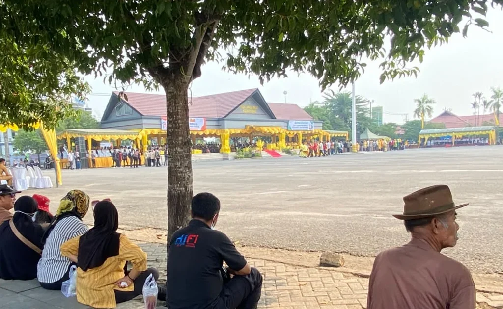 Warga menyaksikan Upacara HUT Berau di Lapangan GOR Pemuda, Selasa (14/9/2026). (RISKA/BT)