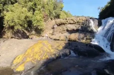 Rekomendasi Wisata! Jelajahi Air Terjun Gorila Berau, Pesona Hutan Tropis di Hutan Lesan Dayak