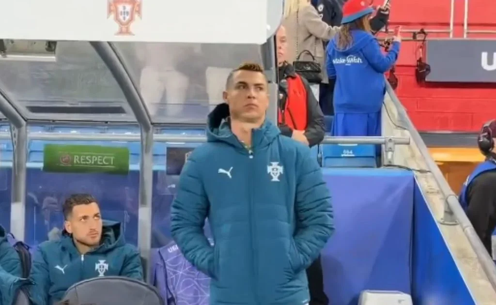 Kapten Timnas Portugal, Cristiano Ronaldo berada di bench bangku cadangan. (x/@StatPadFootball)