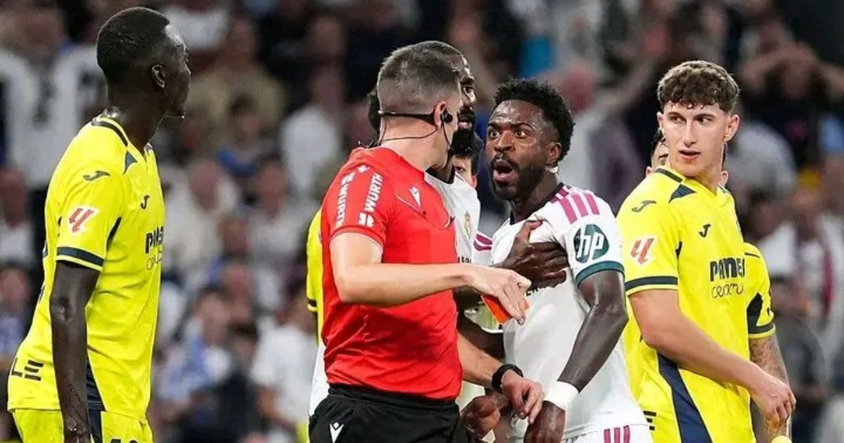 Momen Vinicius Junior diberikan kartu merah oleh wasit. (x/@ayubafootball)