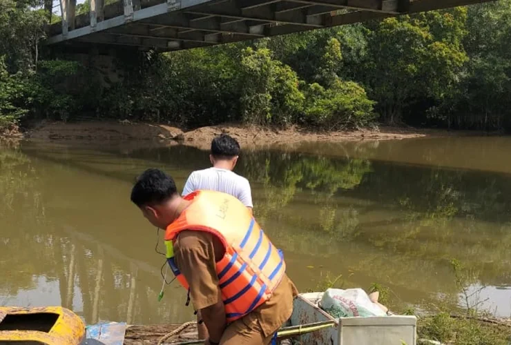 Sungai Siduung Berubah Warna hingga Laporan Ikan Mati, DLHK Berau Turun Tangan