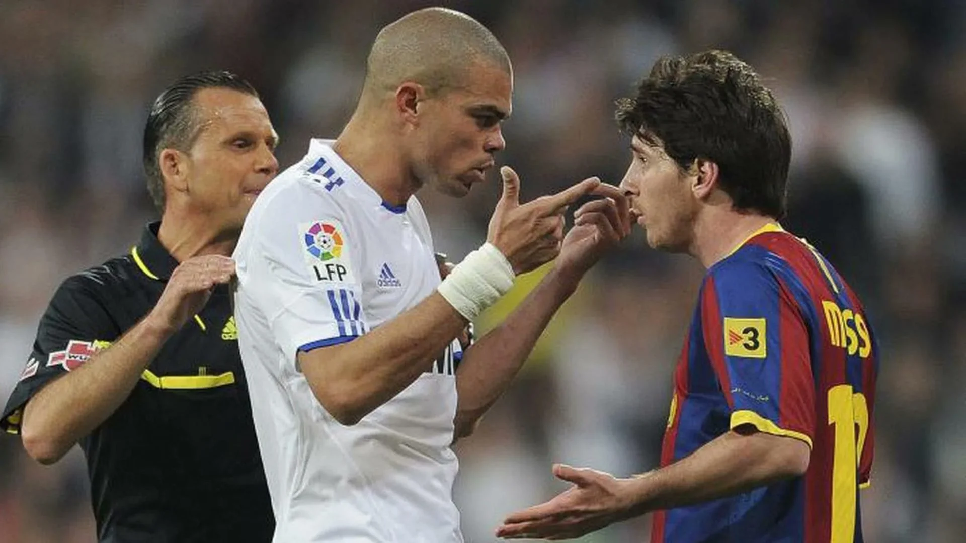 Mantan bek Real Madrid, Pepe berdebat dengan bintang Barcelona, Lionel Messi. (x/@VibesFoot)