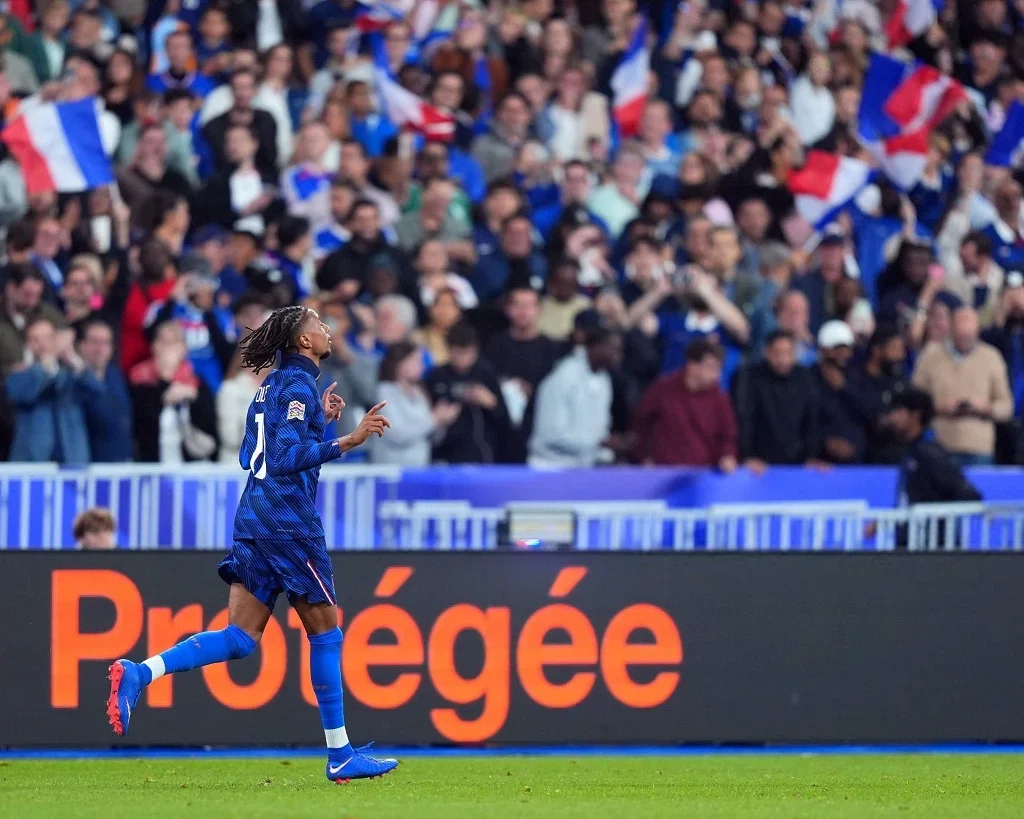 Selebrasi Michael Olise usai mencetak gol ke gawang Italia di UEFA Nations League. (x/@shotfootballapp)
