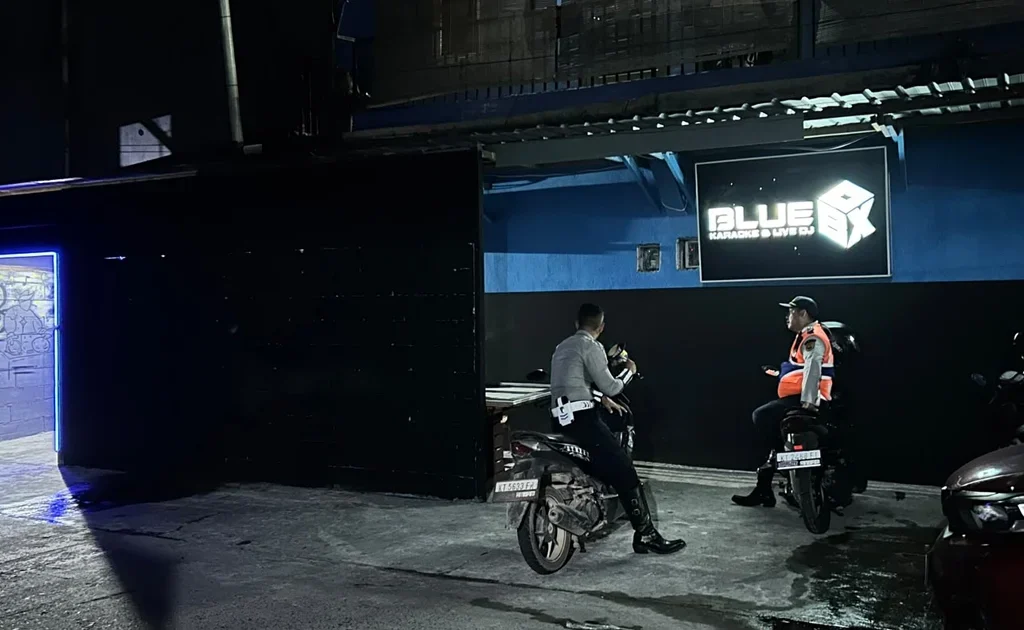 Lurah Gayam dan APH saat mendatangi Tempat Hiburan Malam (THM) di Kelurahan Karang Ambon, Kecamatan Tanjung Redeb, Sabtu (3/10/2026) malam. (Redaksi/BT)