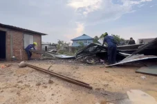 Diterjang Angin Kencang, Atap Rumah Warga di Sambaliung Beterbangan