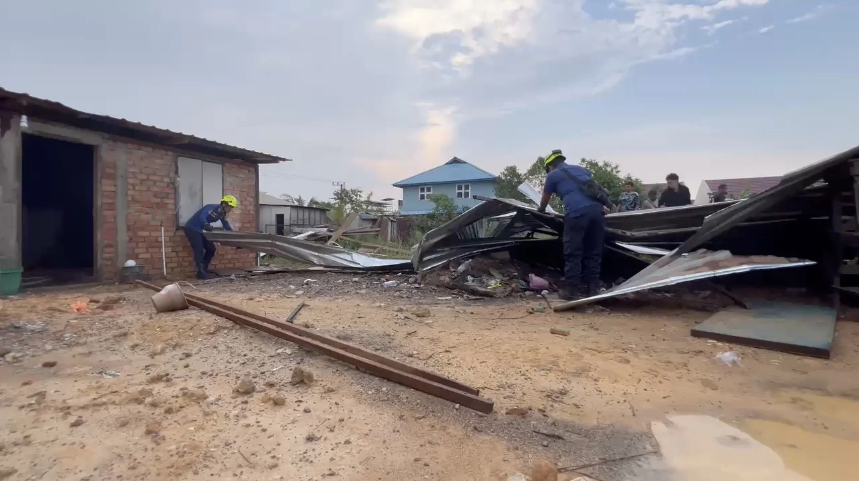 Diterjang Angin Kencang, Atap Rumah Warga di Sambaliung Beterbangan