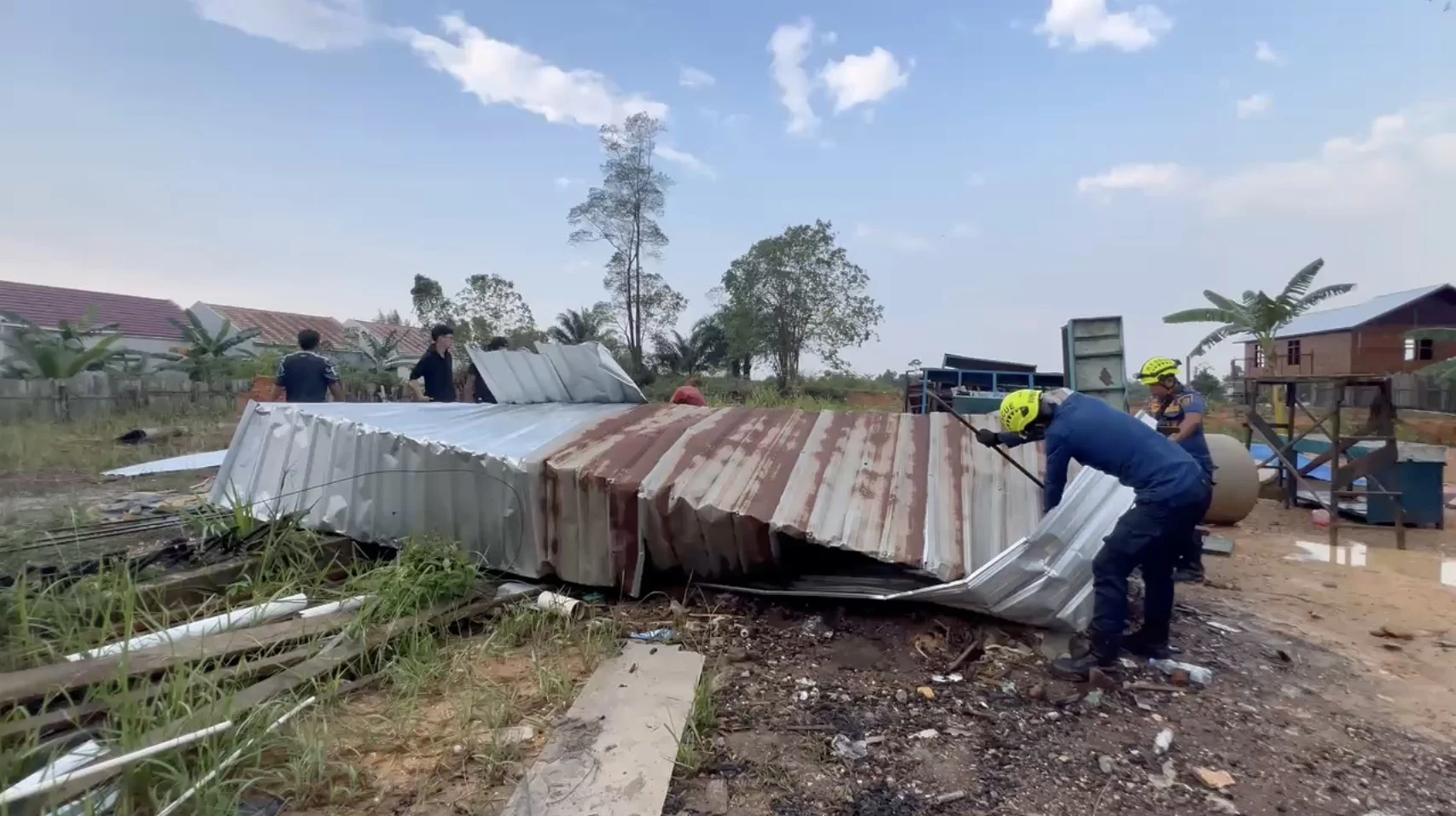 Proses evakuasi rumah warga yang rusak akibat angin kencang di Sambaliung.