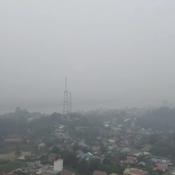 Kondisi langit Tanjung Redeb, Berau, yang diselimuti kabut asap pekat, Senin (5/10/2026). (AIDIL/BT)