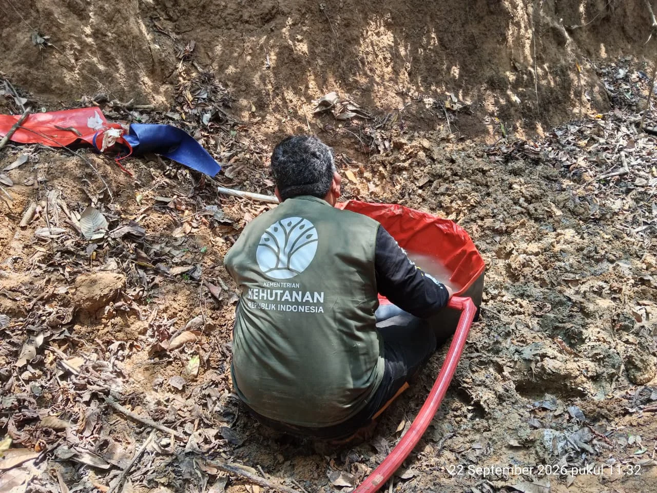 Pembuatan kubangan atau sumur air buatan di dalam kawasan hutan yang diinisiasi BKSDA Kaltim.