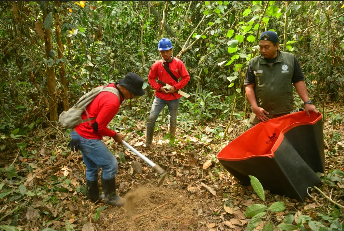 Pembuatan kubangan atau sumur air buatan di dalam kawasan hutan yang diinisiasi BKSDA Kaltim.