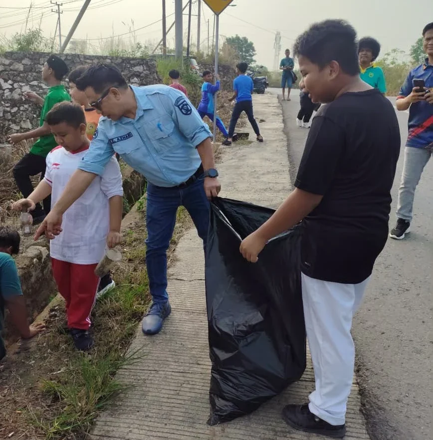 DLHK Berau melakukan kegiatan bersih-bersih sekaligus edukasi kebersihan lingkungan bersama pelajar SMP IT Ash Shohwah.
