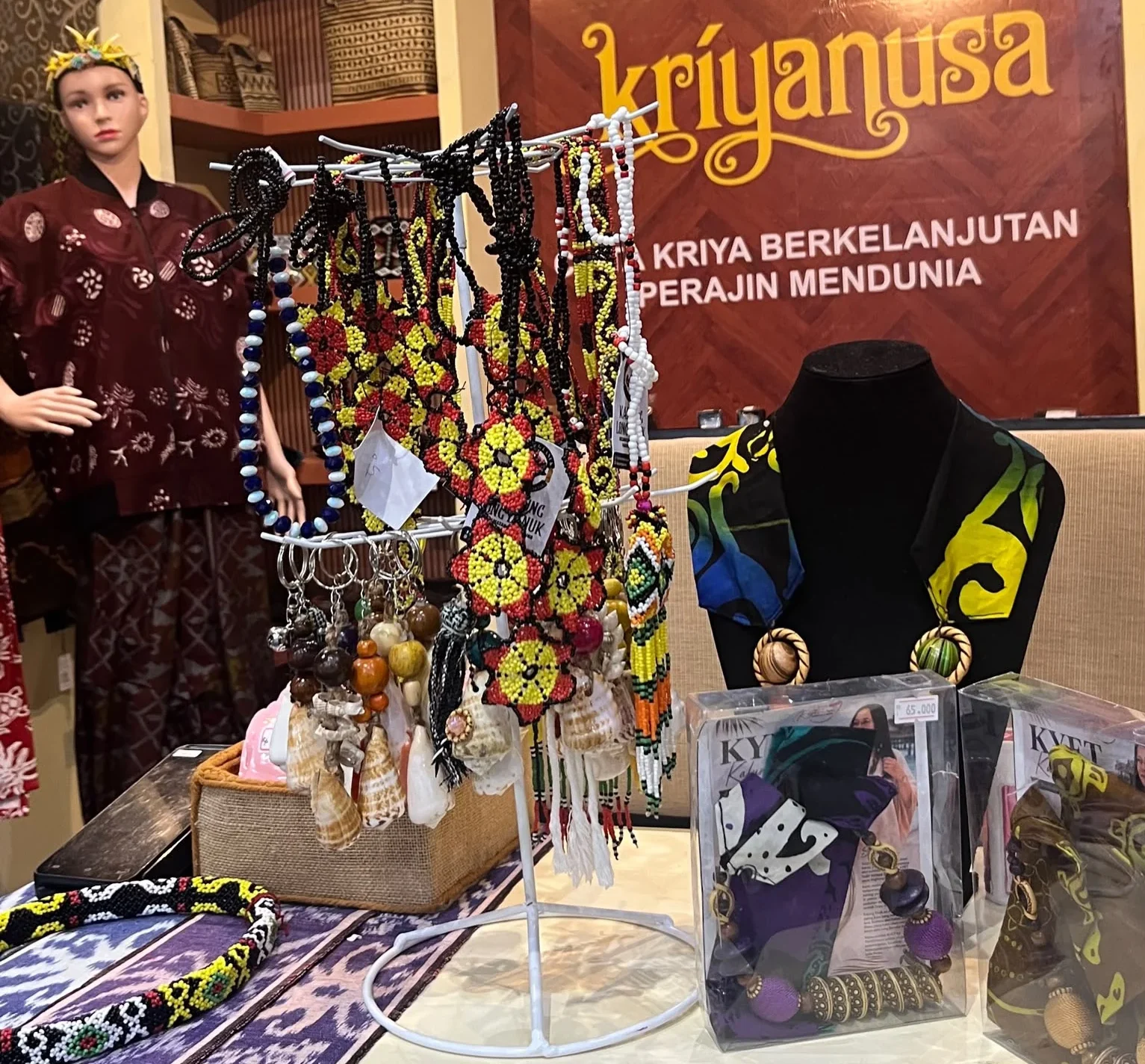 Produk kerajinan khas Kabupaten Berau yang dipajang dalam kegiatan Kriya Nusa 2026 di Jakarta Convention Center (JCC).