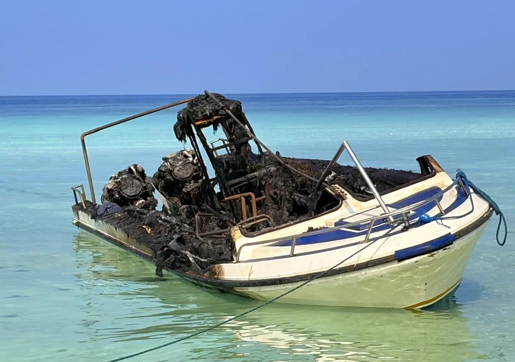 Kondisi speedboat yang terbakar di depan Resort Naura di Maratua, Jumat (2/10/2026).