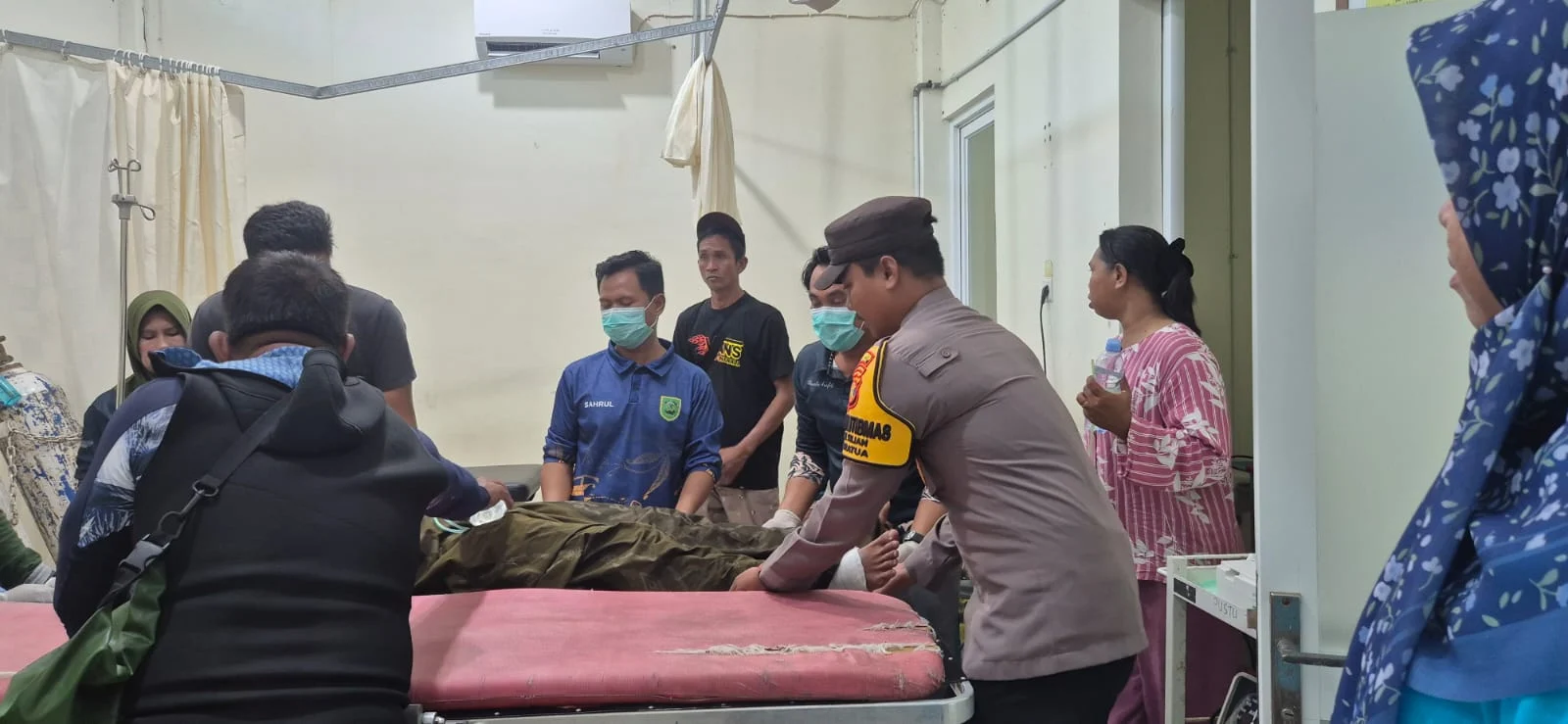 Korban speedboat yang terbakar di depan Resort Naura di Maratua mendapatkan perawatan medis, Jumat (2/10/2026).