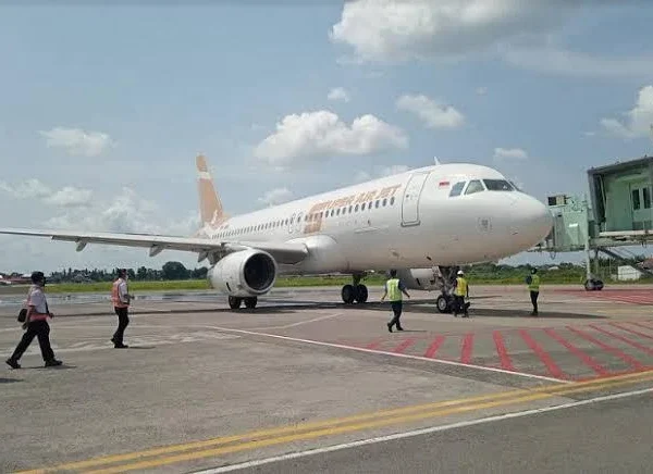 Pesawat Maskapai Super Air Jet di Bandara Kalimarau. (ZUHRI/BT)