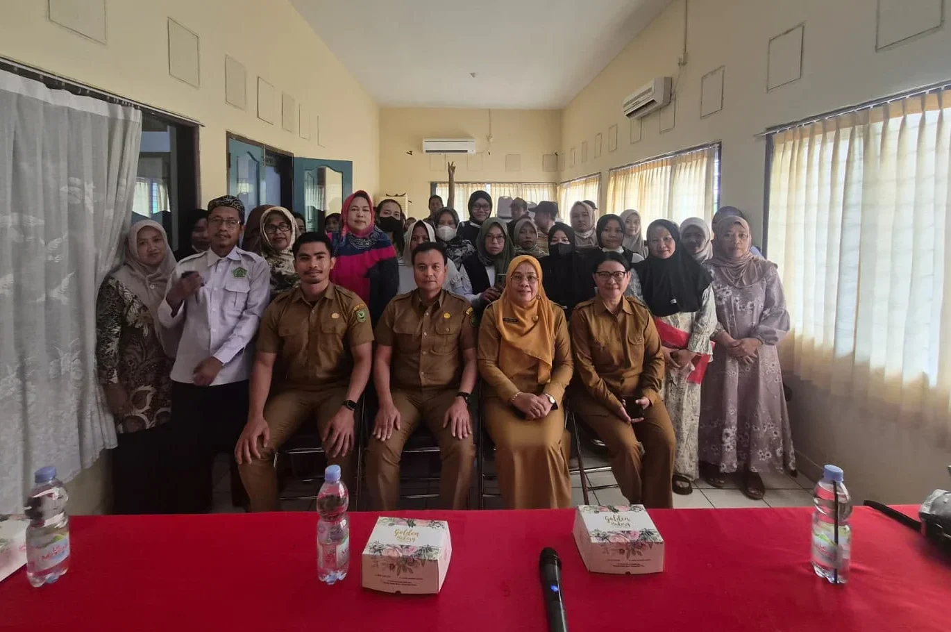Acara Sosialisasi Aplikasi SAPA UMKM, Kewirausahaan, Perizinan Berusaha, sekaligus Pendampingan NIB bagi pelaku UMKM di Kecamatan Teluk Bayur, Selasa (6/10/2026).