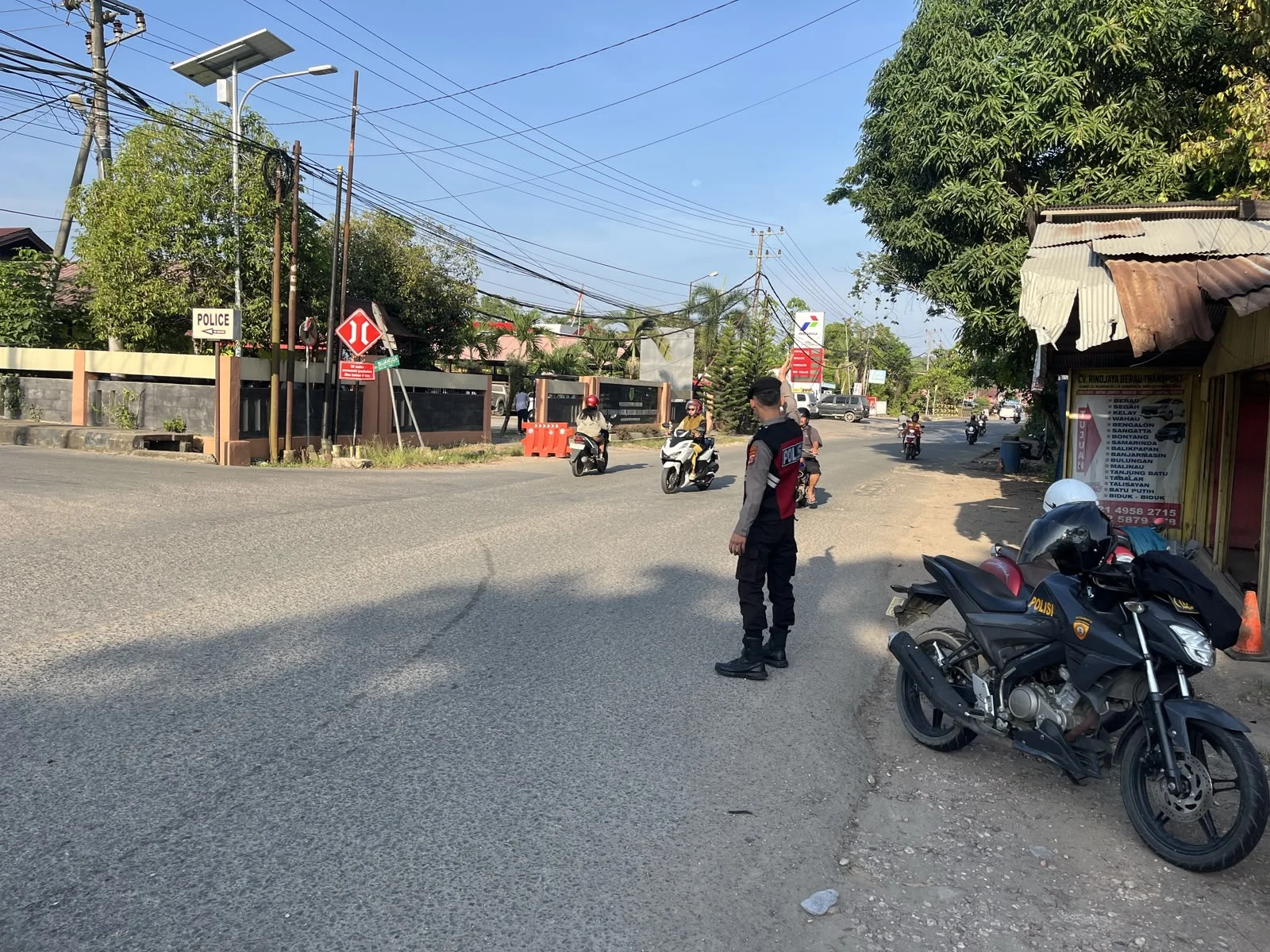 Personel Polres Berau saat melakukan penjagaan di Simpang Jalan Bujangga, Kecamatan Tanjung Redeb, Selasa (6/10/2026).