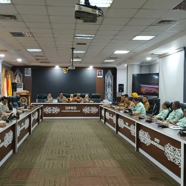 Suasana Rapat Dengar Pendapat antara DPRD Berau dengan Dispora dan KONI Berau membahas persiapan kontingen Porprov Kaltim, Selasa (6/10/2026). (Adrikni/BT)