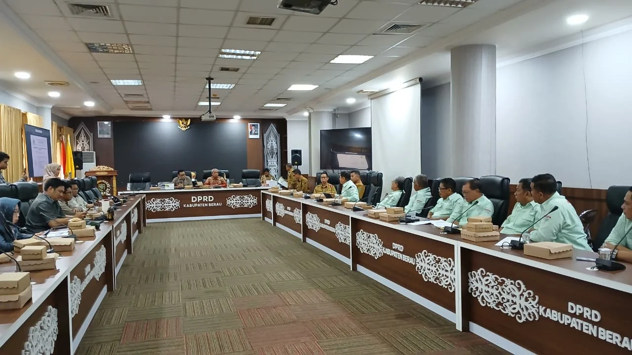 Suasana Rapat Dengar Pendapat antara DPRD Berau dengan Dispora dan KONI Berau membahas persiapan kontingen Porprov Kaltim, Selasa (6/10/2026). (Adrikni/BT)