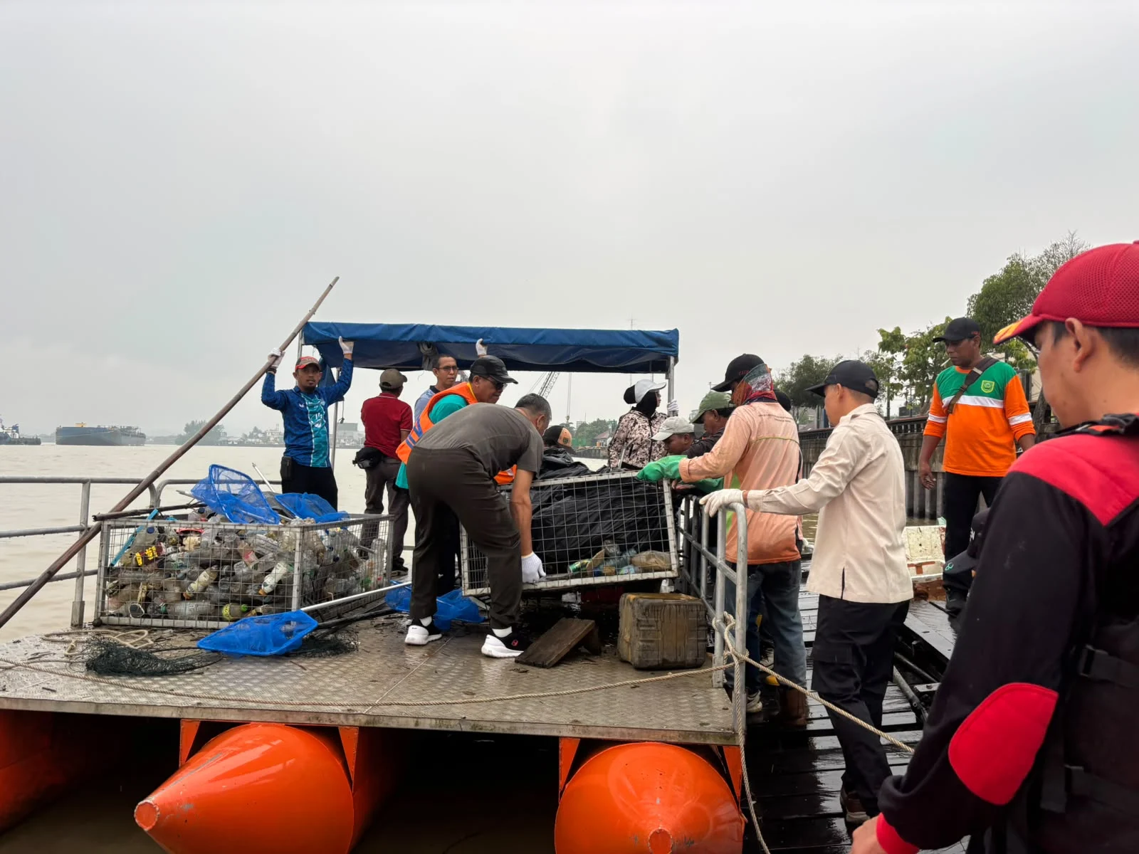 Aksi bersih-bersih sampah di Sungai Segah dalam rangka Hari Sungai Nasional 2026, Kamis (8/10/2026) pagi. (IST)