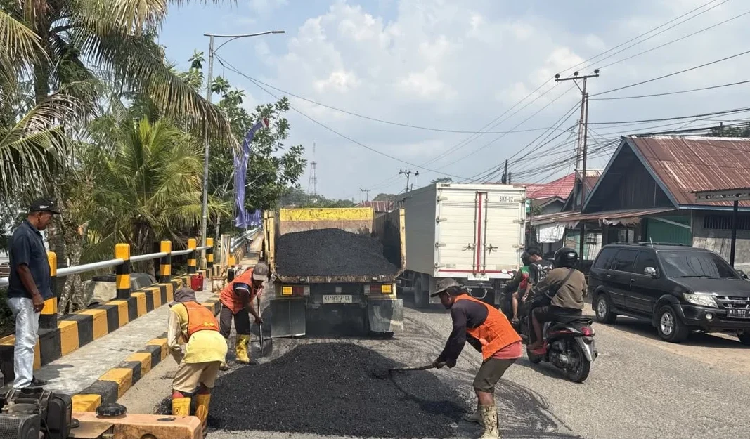 Proses patching aspal di Jalan Bujangga, Tanjung Redeb.
