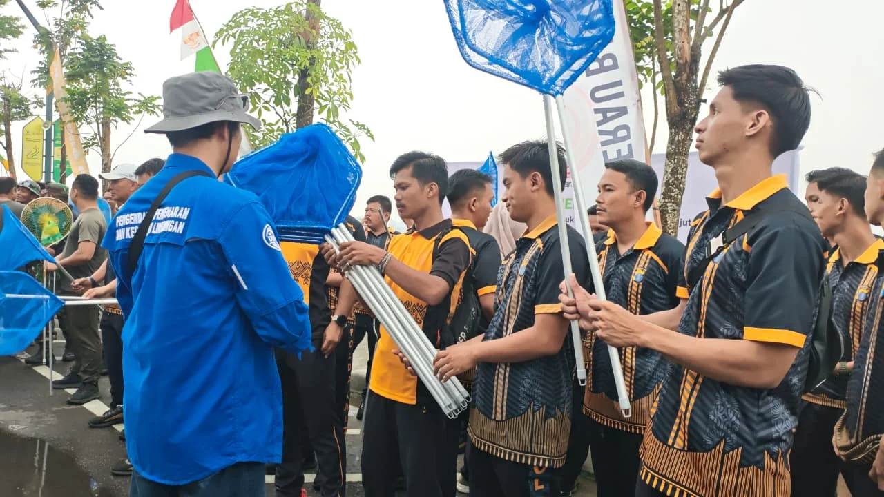 Peringati Hari Sungai Nasional, Polres Berau Ikut Bersihkan Tepian Segah-Teratai