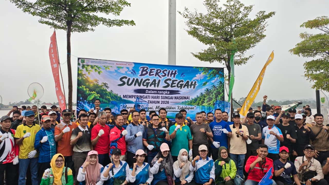 Polres Berau ikut kegiatan bersih-bersih sungai bersama Pemkab Berau, Kamis (8/10/2026).
