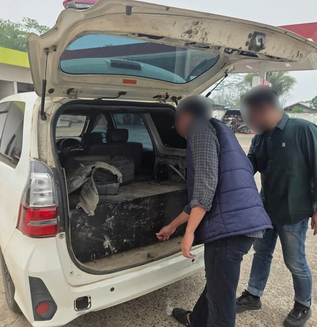 Mobil yang diduga memiliki banyak plat nomor dan tangki modifikasi yang diamankan di SPBU Teluk Bayur.