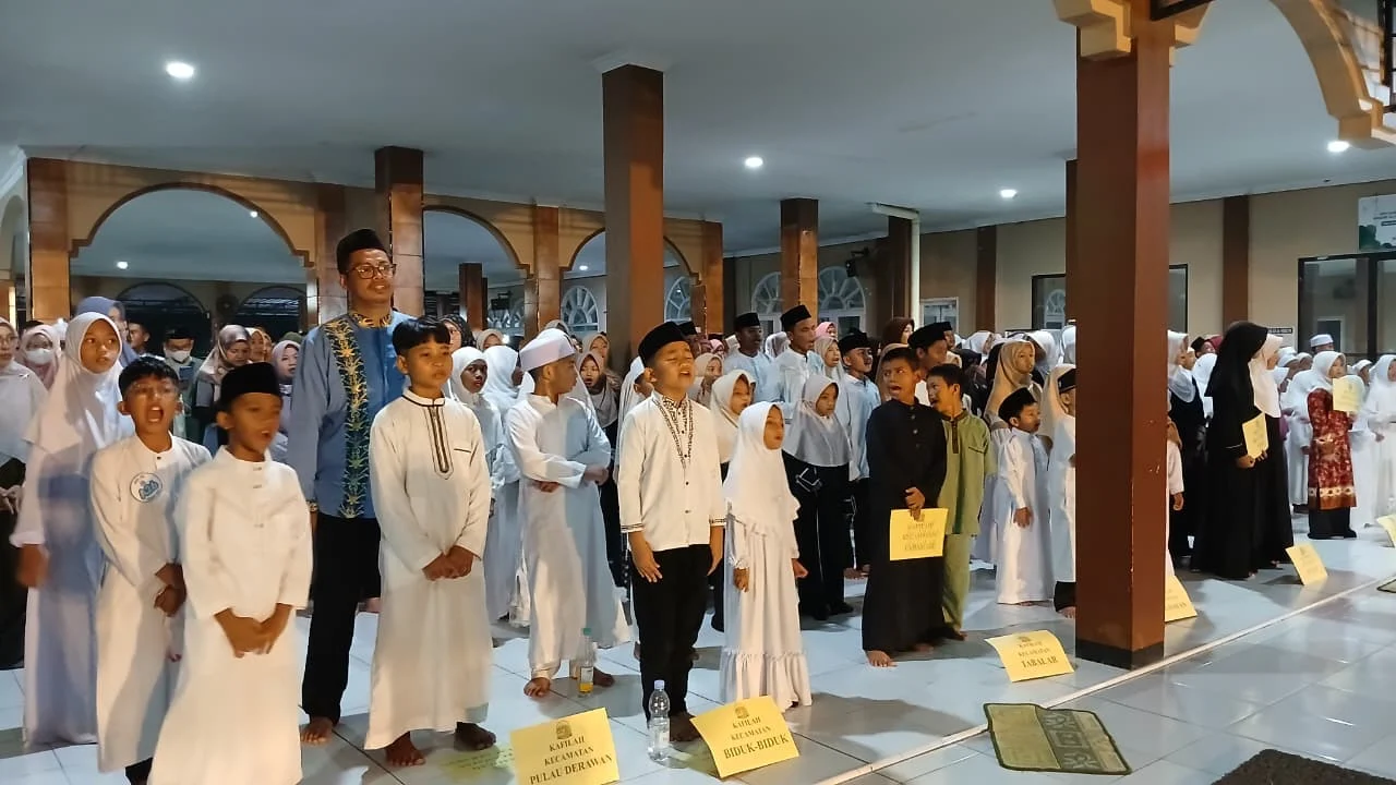 Ratusan santri saat mengikuti pembukaan Festival Anak Sholeh Indonesia ke-13 Kabupaten Berau di Masjid Al-Kautsar, Sambaliung, Jumat (9/10/2026) malam. (Adrikni/BT)