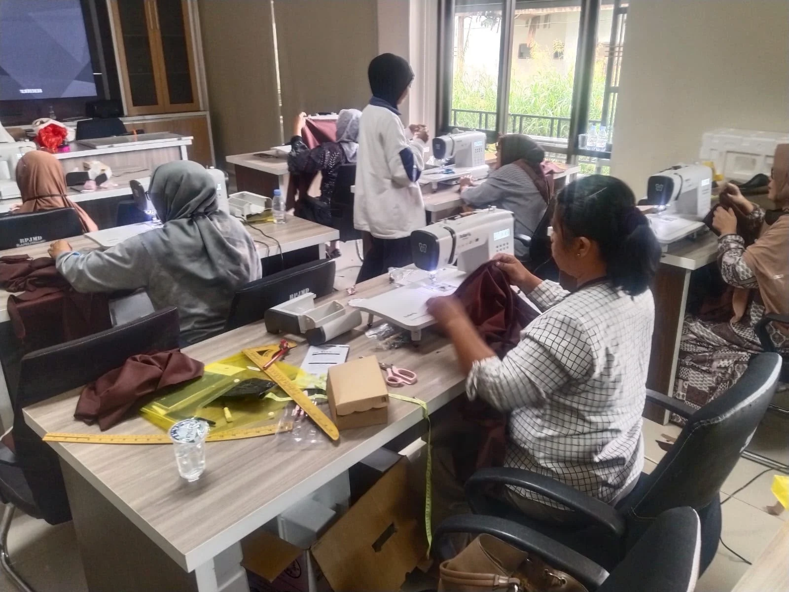 Pelatihan menjahit yang dilaksanakan Diskoperindag Berau pada 8-10 Oktober 2026.