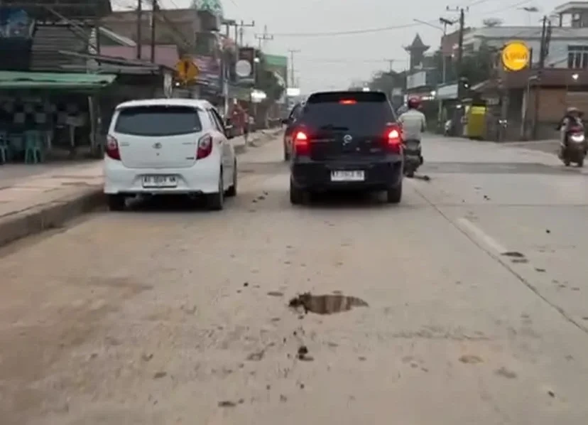 Tanah Berserakan di Jalan Jadi Sorotan, DLHK Berau Minta Pengangkut Material Tanggung Jawab