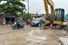 Banyak Pengendara Jatuh Akibat Lumpur, BBPJN Kaltim Lakukan Normalisasi Drainase di Gunung Tabur