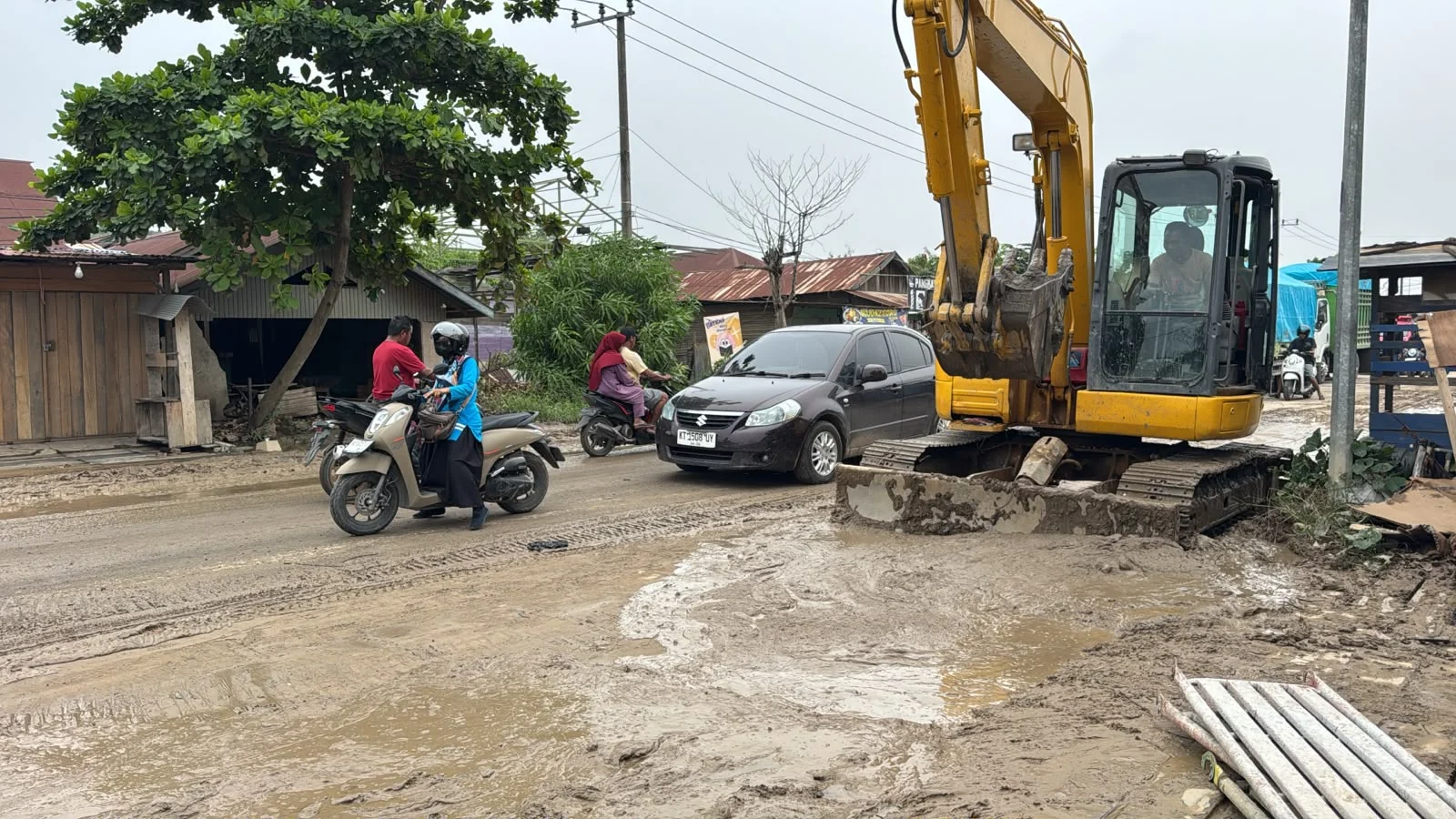 Banyak Pengendara Jatuh Akibat Lumpur, BBPJN Kaltim Lakukan Normalisasi Drainase di Gunung Tabur