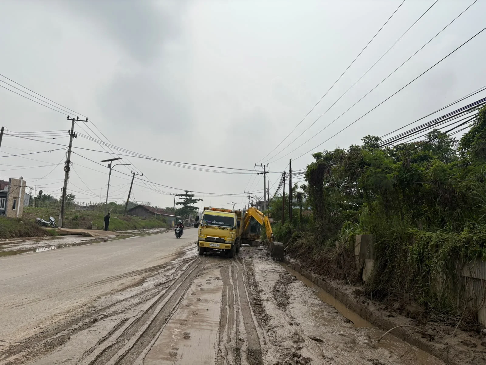 Proses normalisasi drainase dari sedimen lumpur di Jalan HARM Ayoeb, Kelurahan Gunung Tabur. 