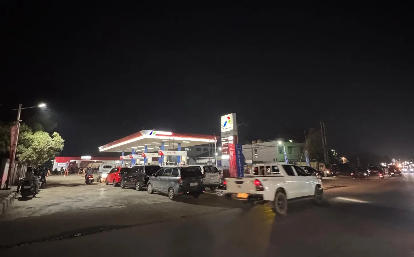 SPBU Jalan Harm Ayoeb (KM 5) saat melayani penjualan hingga malam hari. (Zuhrie/BT)