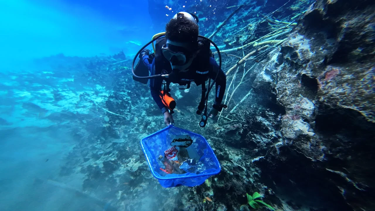 4 Penyelam Damkar Berau Turun ke Dasar Labuan Cermin, Bersihkan Sampah hingga Kedalaman 12 Meter