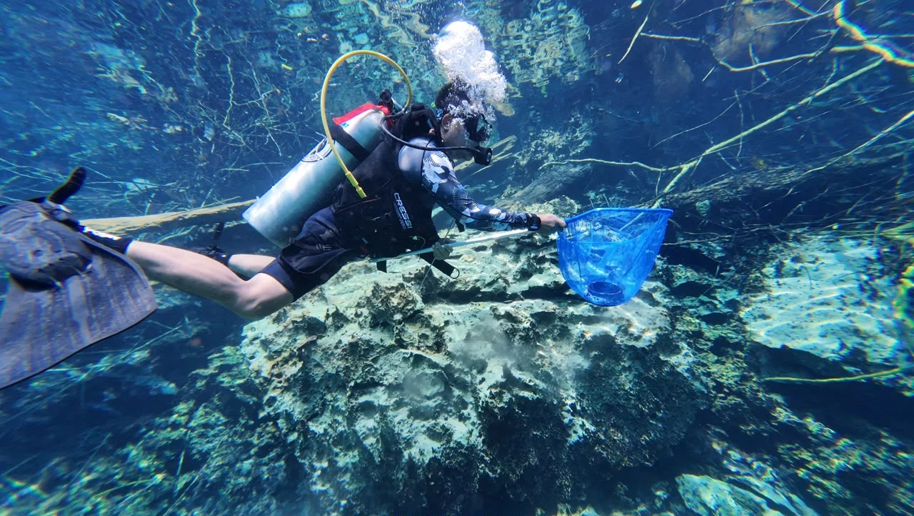 Proses pembersihan sampah di objek wisata Labuan Cermin, Kampung Bidukbiduk, Rabu (14/10/2026).