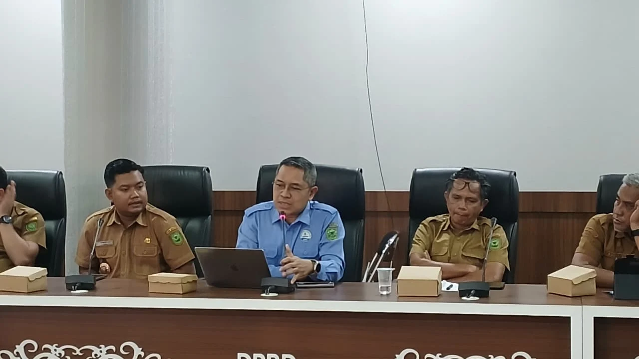 Direktur Utama Perumda Air Minum Batiwakkal, Saipul Rahman (tengah). (Adrikni/BT)