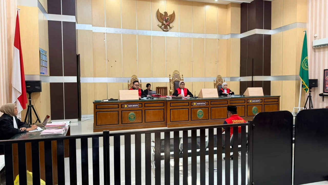 Terdakwa kasus kurir sabu seberat 10 kg, Soleh Setiawan, saat menjalani sidang pembacaan putusan oleh majelis hakim Pengadilan Negeri Tanjung Redeb, Selasa (13/10/2026).