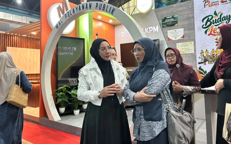 Bupati Berau, Sri Juniarsih Mas, saat meninjau progres persiapan Berau Expo 2026 di GOR Pemuda, Tanjung Redeb, Kamis (15/10/2026). (RISKA/BT)