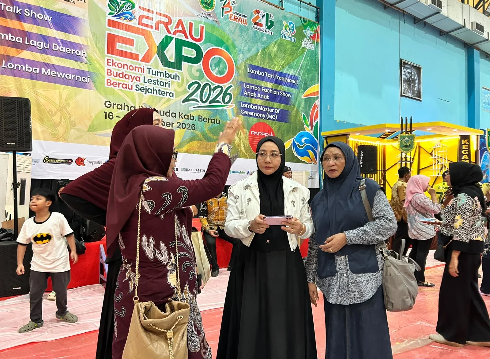 Bupati Berau, Sri Juniarsih Mas, saat meninjau progres persiapan Berau Expo 2026 di GOR Pemuda, Tanjung Redeb, Kamis (15/10/2026). (RISKA/BT)